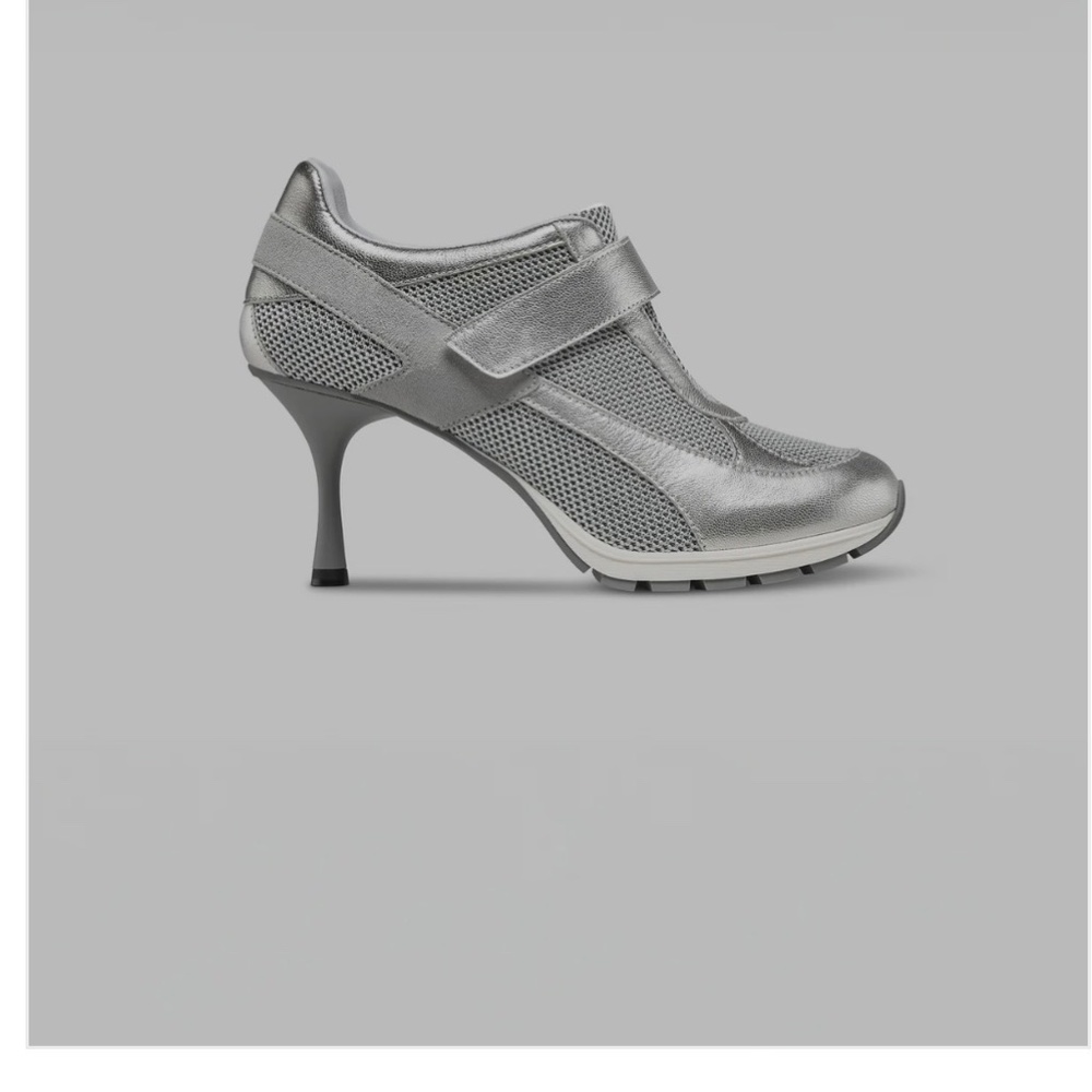 Sneex metallic silver shoes!